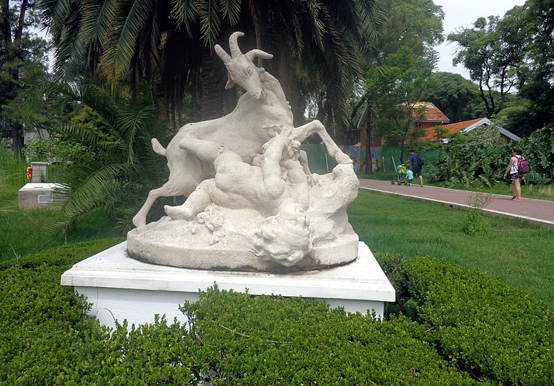 Statua di Amaltea e Giove (Zeus), André César Vermare, Ecoparco di Buenos Aires, Argentina, Fotografata da Roberto Fiadone nel 2020