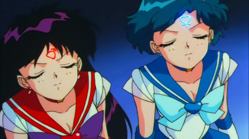 Sailor Mars e Sailor Mercury mentre canalizzano i loro poteri