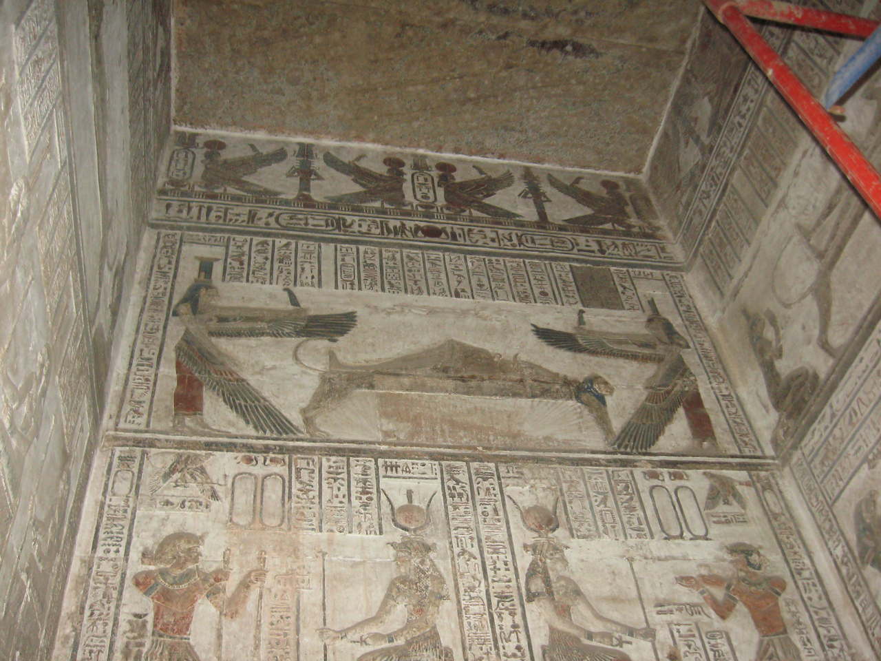 Osiride defunto vegliato dalle sorelle alate Iside e Nefti, dal Tempio di Dendera