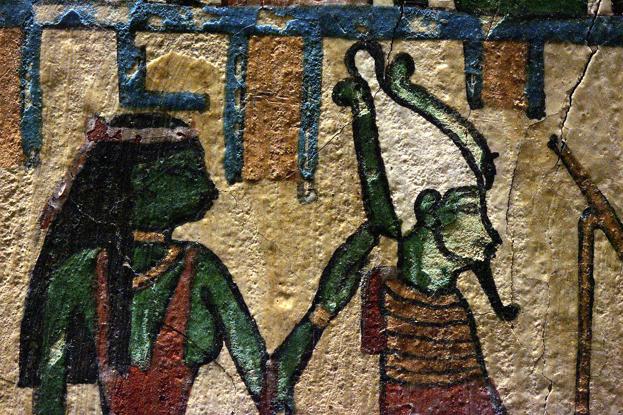Osiride e Iside in un dettaglio della Stele di Irethorru conservata al Museo del Louvre a Parigi