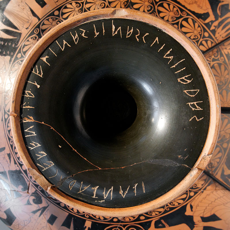 Iscrizione etrusca su una ceramica a figure rosse che definisce i Diòscuri come figli di Zeus