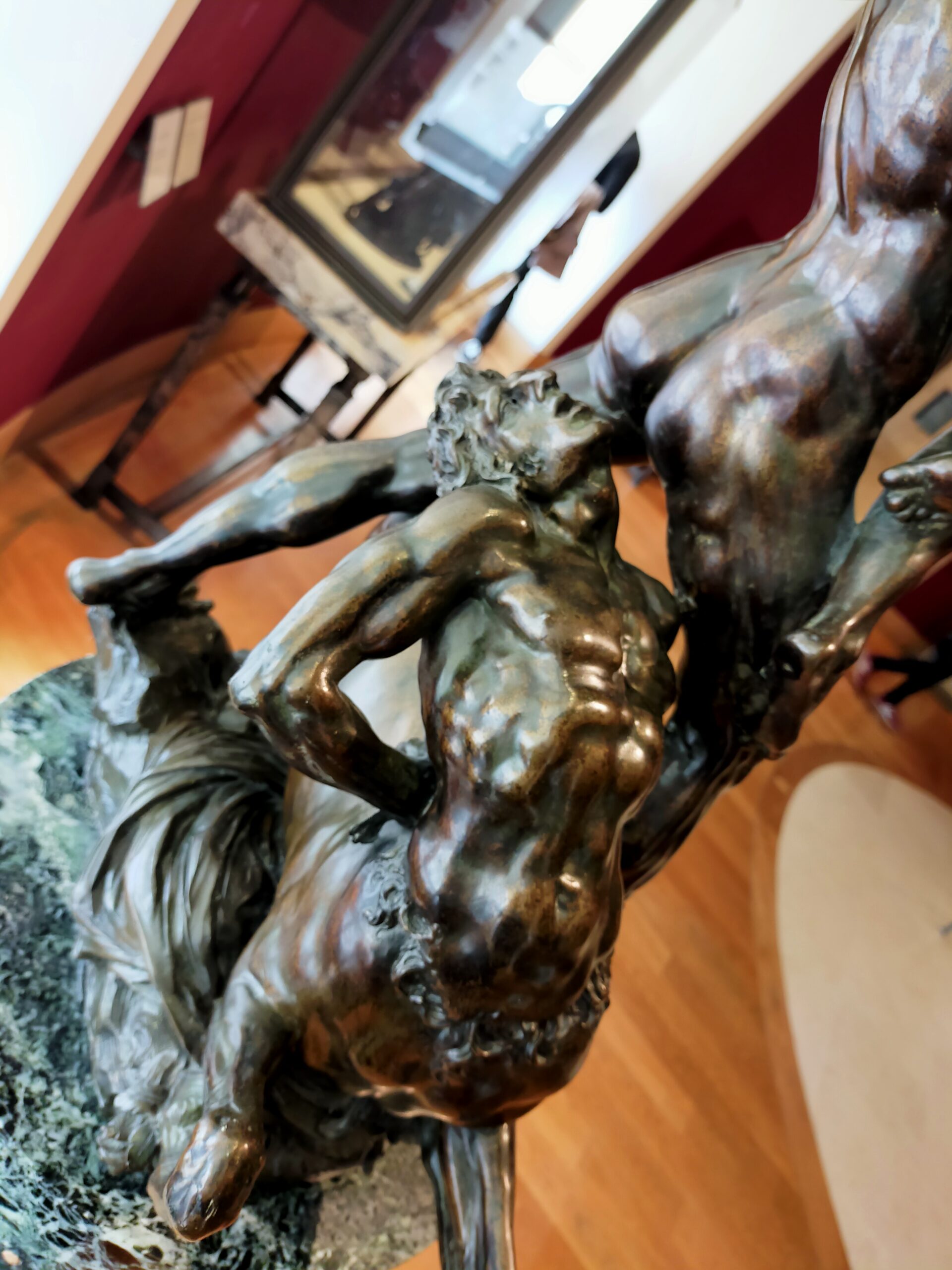 Tre angolazioni di una scultura bronzea raffigurante il salvataggio di Deianira dalle grinfie di Nesso, ad opera di Ercole. Opera dello scultore Adriaen De Vries, realizzata tra il 1605 e il 1608 e oggi conservata al Museo del Louvre. Foto propria.