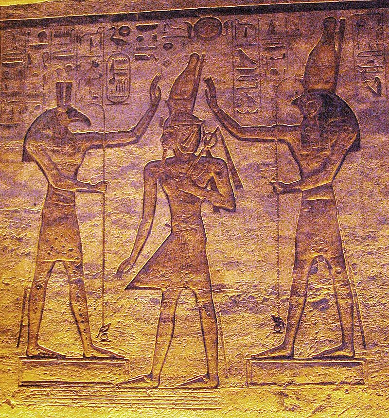Horus e Seth, a sinistra, mentre incoronano Ramses II, in un rilievo nel Tempio minore di Abu Simbel.