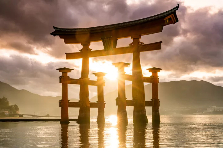 Il santuario di Itsukushima Shrine, dell'isola di Itsukushima (baia di Hiroshima), fu costruito negli anni '50 e sono in acqua anzichè sulla terra per non danneggiare il Kami dell'isola.