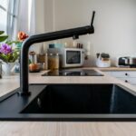 Rubinetto in cucina con calcare visibile, pronto per essere pulito con un ingrediente naturale.