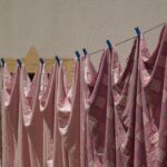 Lenzuola in lavatrice, evidenziato un errore comune che danneggia i tessuti.