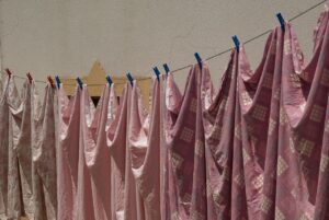 Lenzuola in lavatrice, evidenziato un errore comune che danneggia i tessuti.