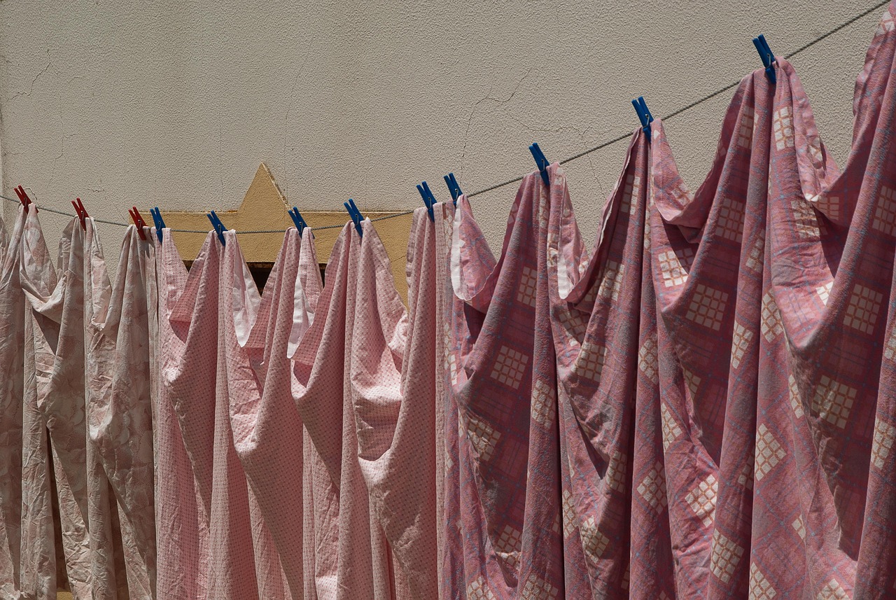 Lenzuola in lavatrice, evidenziato un errore comune che danneggia i tessuti.