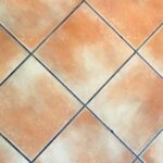 Fughe del pavimento prima e dopo l'igienizzazione con un metodo innovativo.