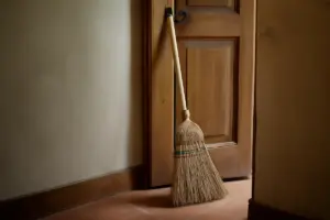 Qual è il vero significato della scopa appoggiata dietro la porta? Tradizioni popolari da riscoprire