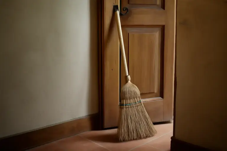 Qual è il vero significato della scopa appoggiata dietro la porta? Tradizioni popolari da riscoprire