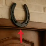 Perché si appendono i ferri di cavallo sopra la porta? L’errore che ne annulla l’efficacia