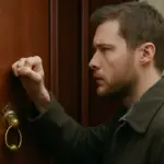 Bussare tre volte sulla porta: tradizione popolare o protezione reale? Il dettaglio che può fare la differenza